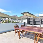 Secure Studio, Sea Point Gem Near Promenade!