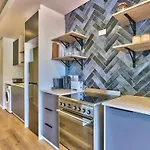 Secure Studio, Sea Point Gem Near Promenade!