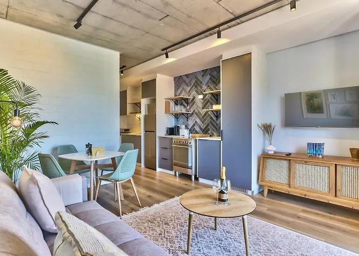 Secure Studio, Sea Point Gem Near Promenade!