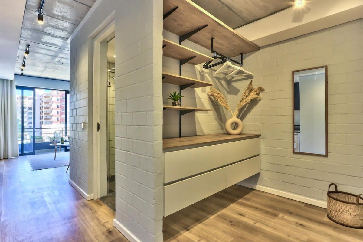 Secure Studio, Sea Point Gem Near Promenade! * Cape Town