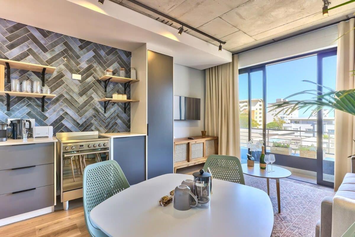 Secure Studio, Sea Point Gem Near Promenade!