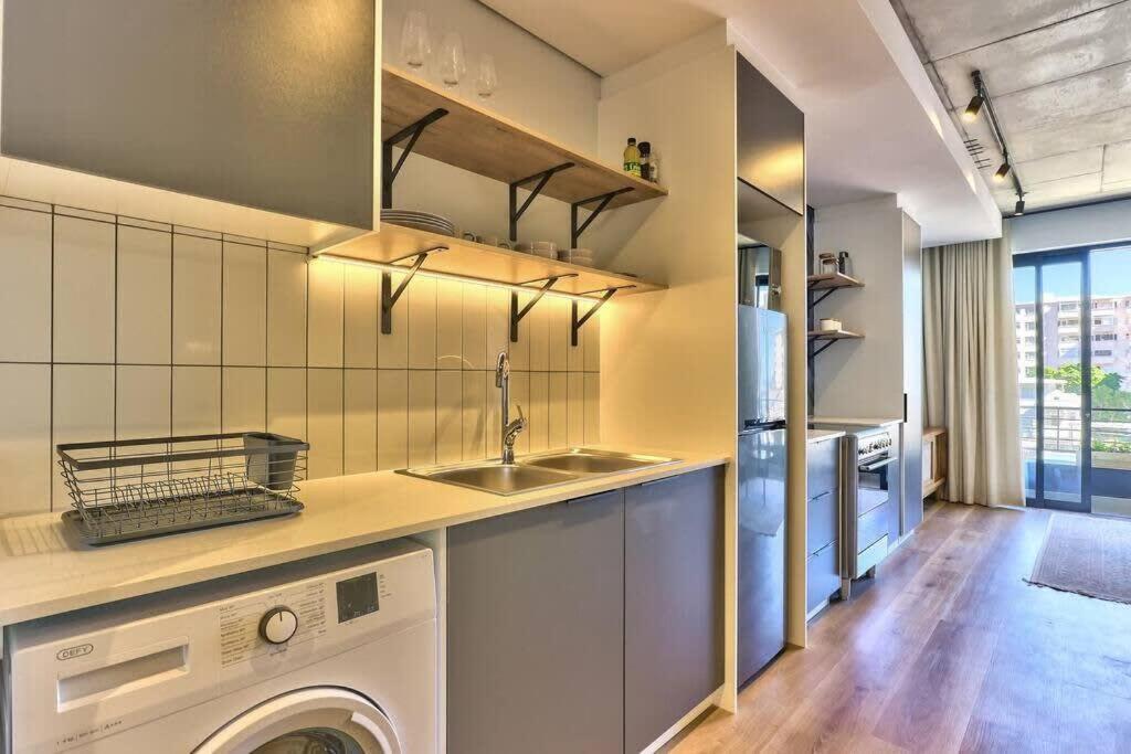 Secure Studio, Sea Point Gem Near Promenade! * Cape Town